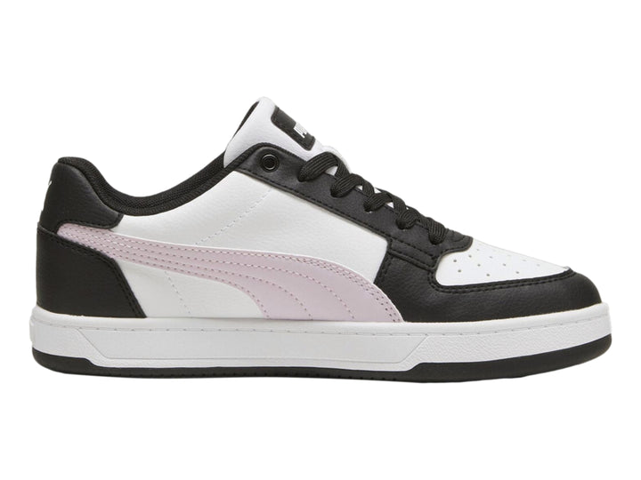 Tenis PUMA Caven 2.0 en colores blanco y negro con franja lateral en tono rosa pálido.