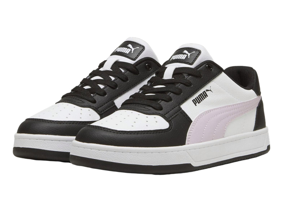 Tenis PUMA Caven 2.0 en colores blanco y negro con franja lateral en tono rosa pálido.