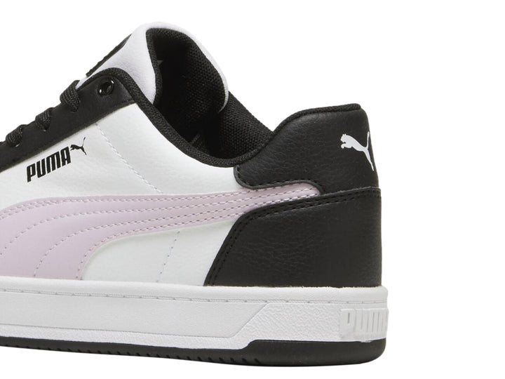 Tenis PUMA Caven 2.0 en colores blanco y negro con franja lateral en tono rosa pálido.