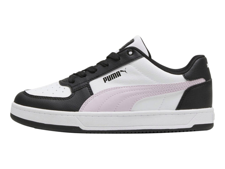 Tenis PUMA Caven 2.0 en colores blanco y negro con franja lateral en tono rosa pálido.