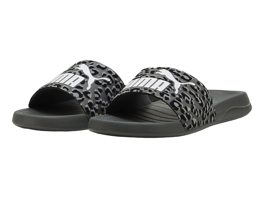 Sandalia PUMA gris oscuro con correa de estampado animal en tonos grises y logotipo blanco.