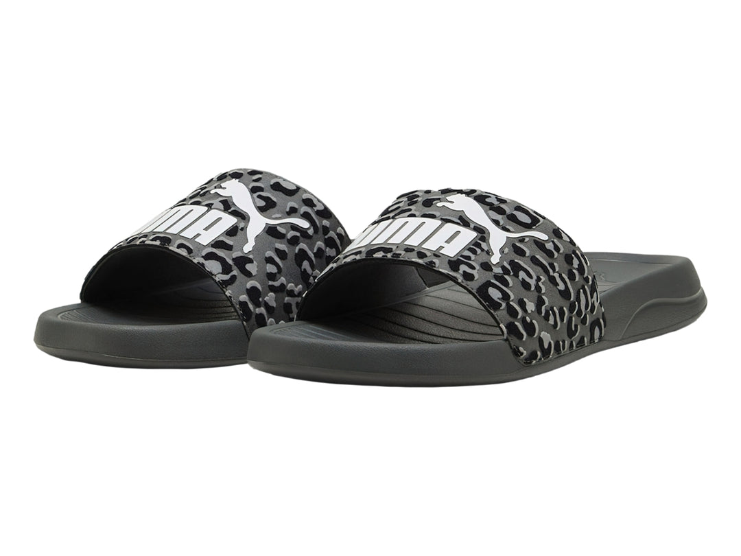 Sandalia PUMA gris oscuro con correa de estampado animal en tonos grises y logotipo blanco.