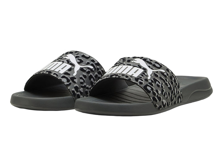 Sandalia PUMA gris oscuro con correa de estampado animal en tonos grises y logotipo blanco.
