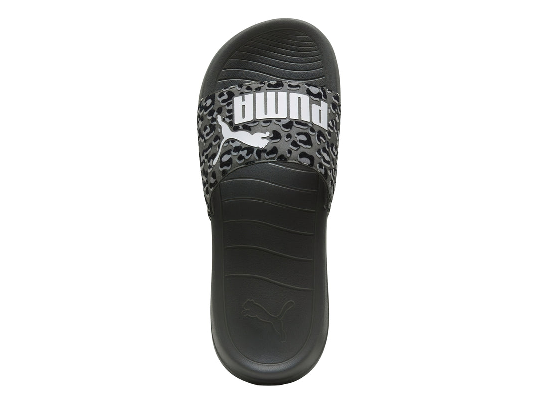 Sandalia PUMA gris oscuro con correa de estampado animal en tonos grises y logotipo blanco.