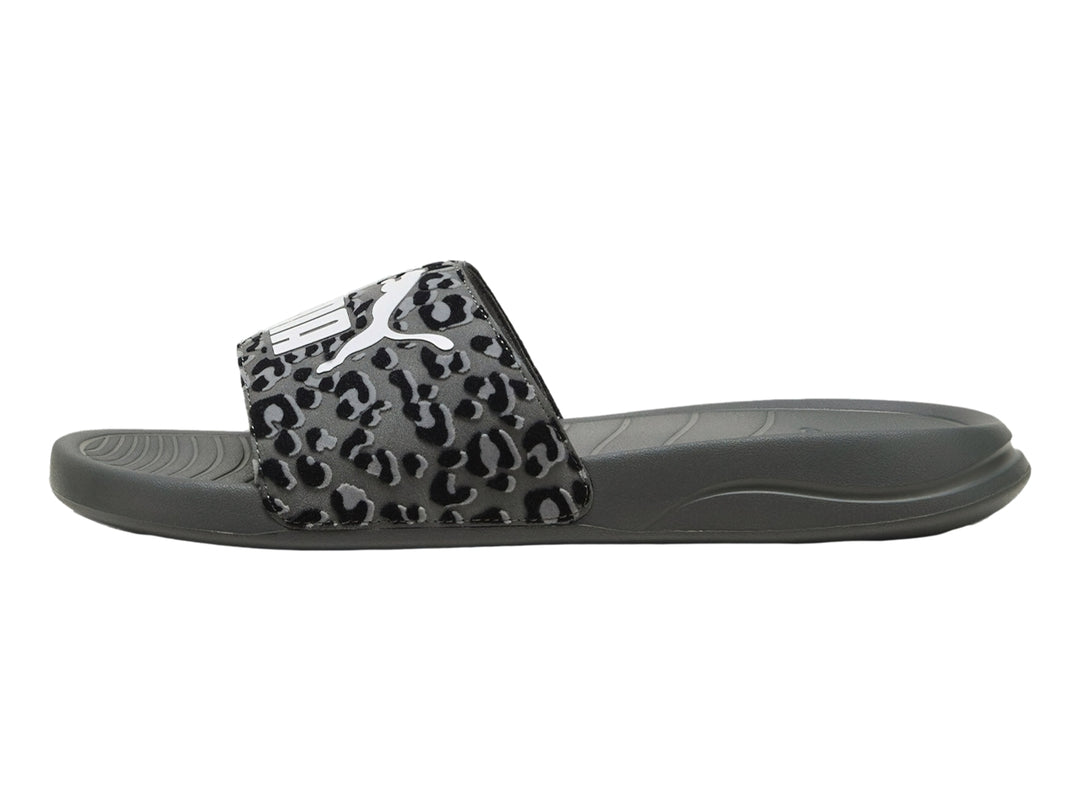Sandalia PUMA gris oscuro con correa de estampado animal en tonos grises y logotipo blanco.
