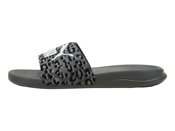 Sandalia PUMA gris oscuro con correa de estampado animal en tonos grises y logotipo blanco.