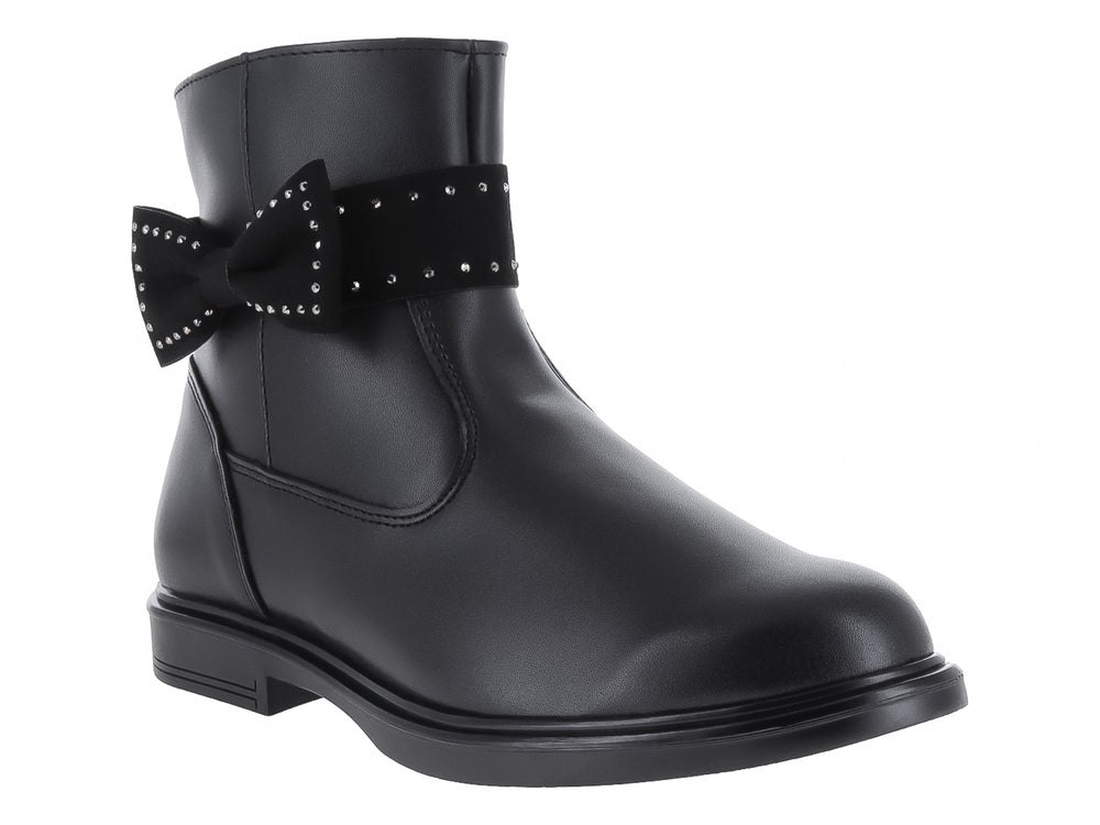 Bota negra de material sintético con un moño decorado con pequeños estoperoles plateados.