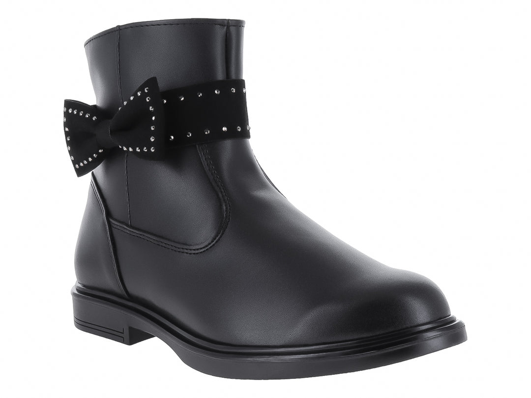 Bota negra de material sintético con un moño decorado con pequeños estoperoles plateados.
