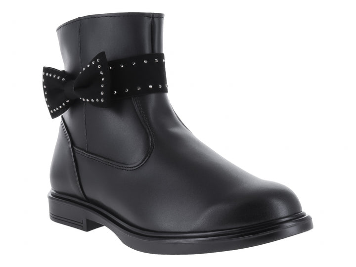Bota negra de material sintético con un moño decorado con pequeños estoperoles plateados.