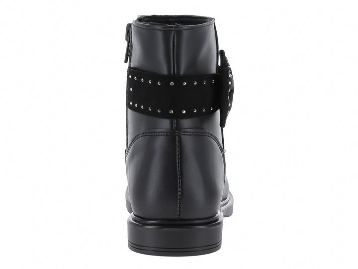 Bota negra de material sintético con un moño decorado con pequeños estoperoles plateados.