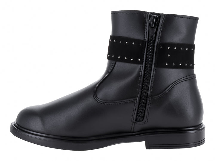 Bota negra de material sintético con un moño decorado con pequeños estoperoles plateados.