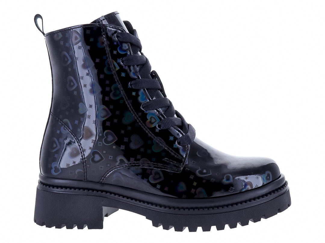 Bota de charol negro con estampado de corazones multicolores y suela track gruesa.