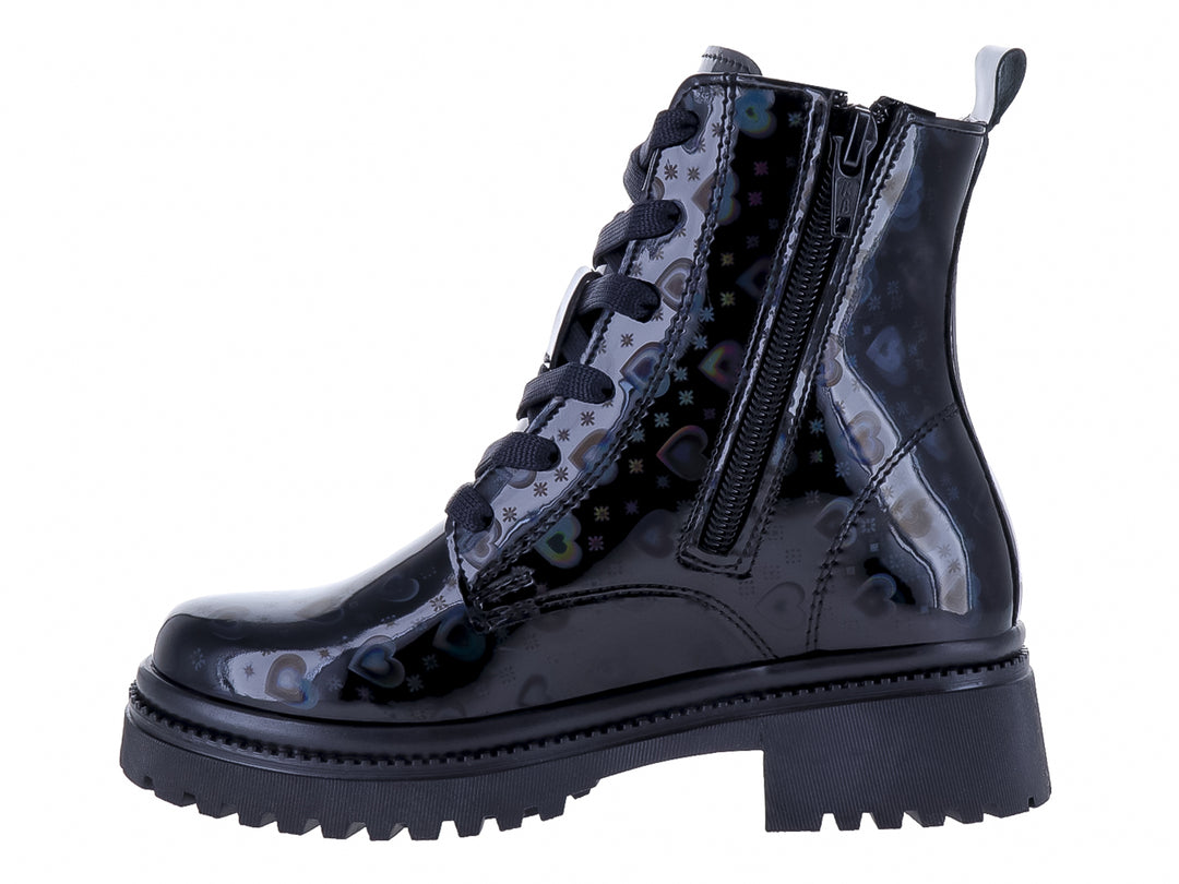 Bota de charol negro para niña con estampado de corazones multicolores y suela gruesa dentada.