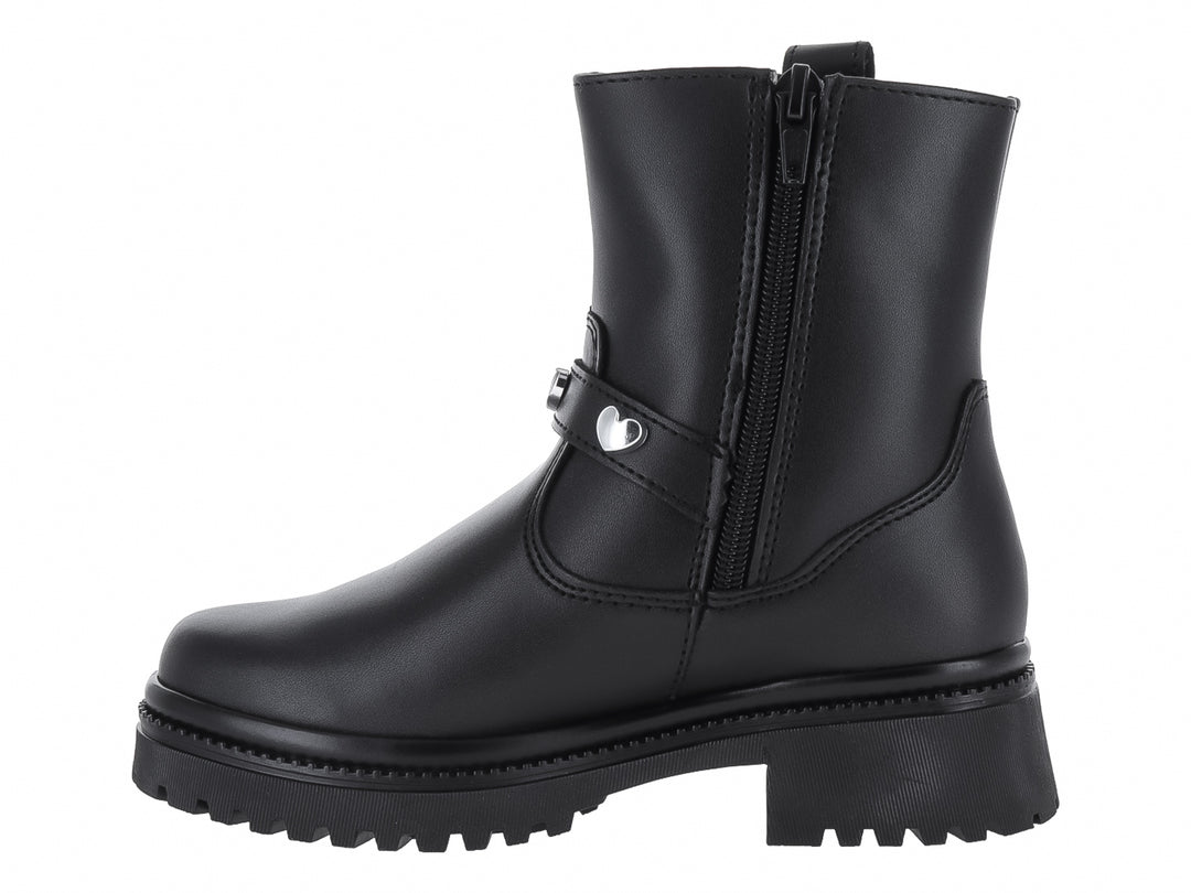 Bota negra de caña media con suela track, hebilla plateada y detalle de corazón.