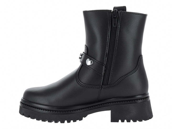 Bota negra de caña media con suela track, hebilla plateada y detalle de corazón.