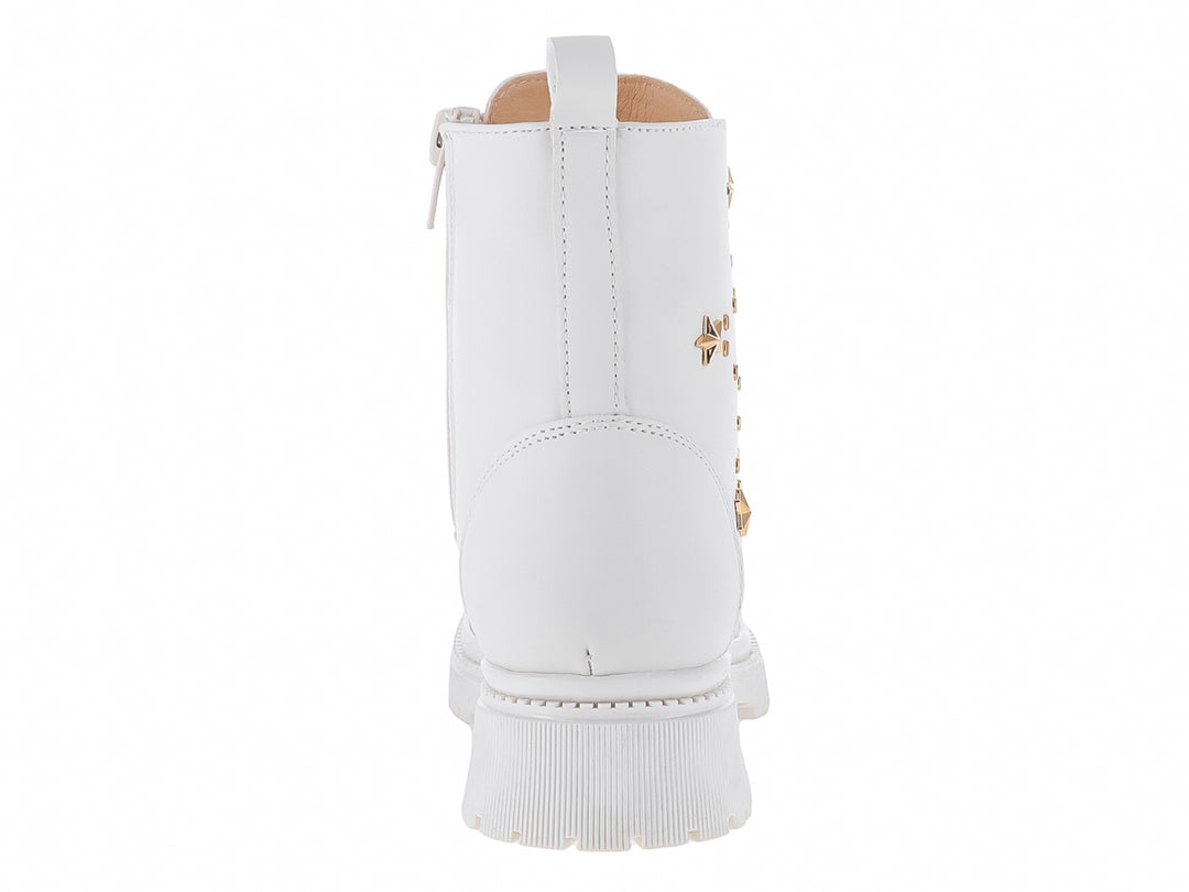 Botas blancas para niña con detalles de estrellas doradas y suela blanca dentada.