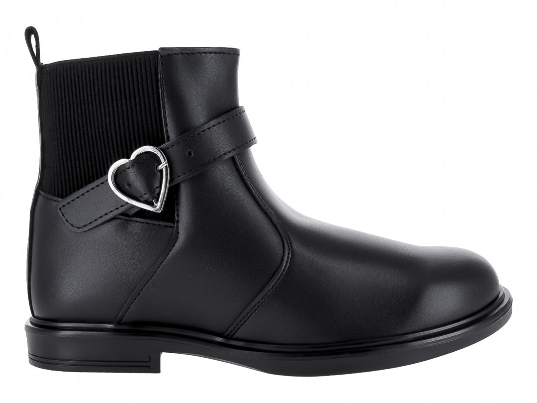 Botín negro de material sintético con detalle de hebilla en forma de corazón plateado y panel lateral elástico.