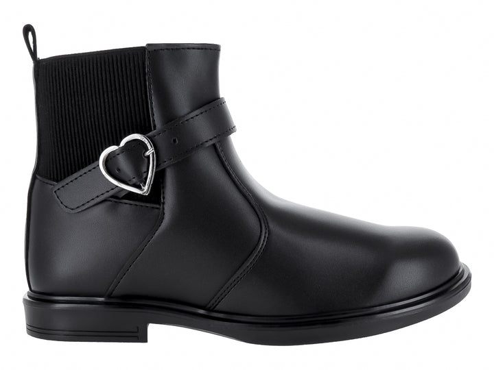 Botín negro de material sintético con detalle de hebilla en forma de corazón plateado y panel lateral elástico.