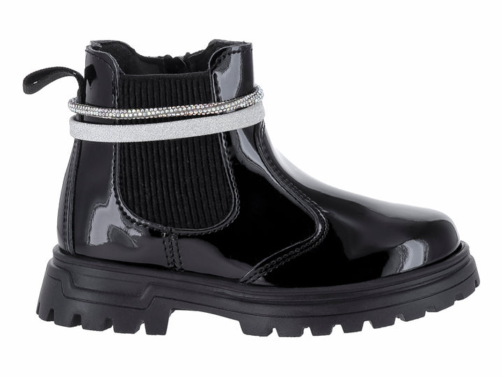 Bota de charol negro brillante con suela track y detalle de correa plateada brillante alrededor del tobillo.