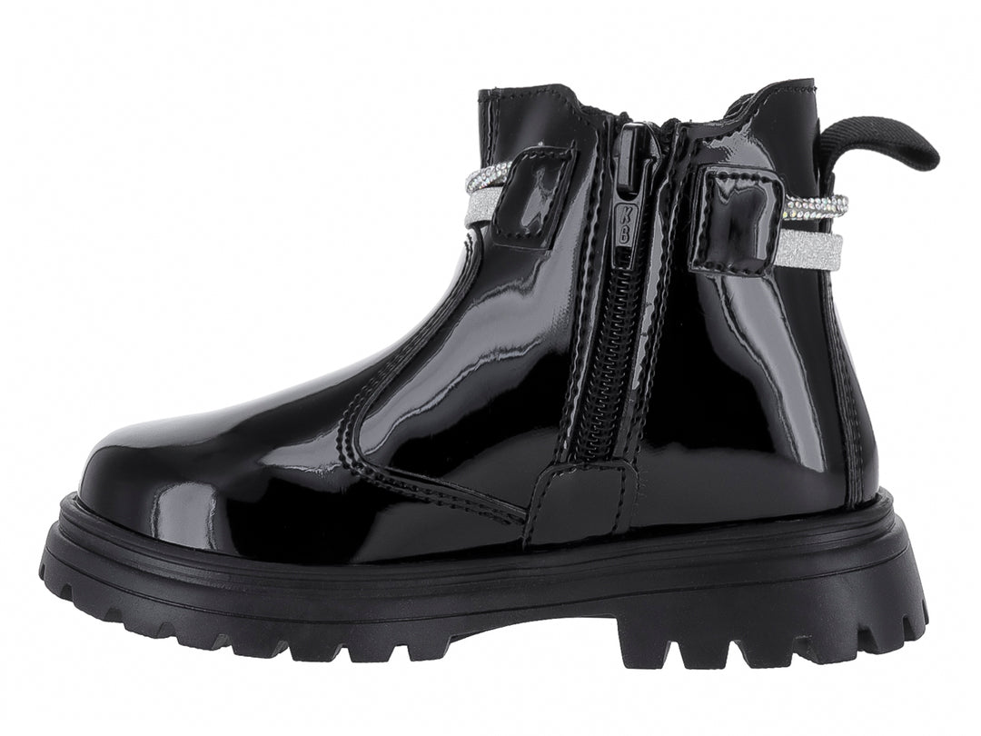 Bota de charol negro brillante con suela track y detalle de correa plateada brillante alrededor del tobillo.