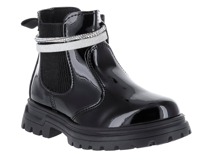 Bota negra de charol brillante con suela track y correa decorativa plateada.