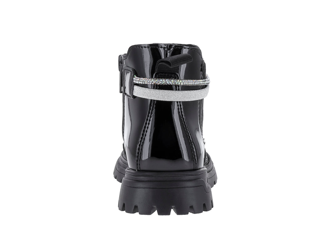 Bota negra de charol brillante con suela track y correa decorativa plateada.