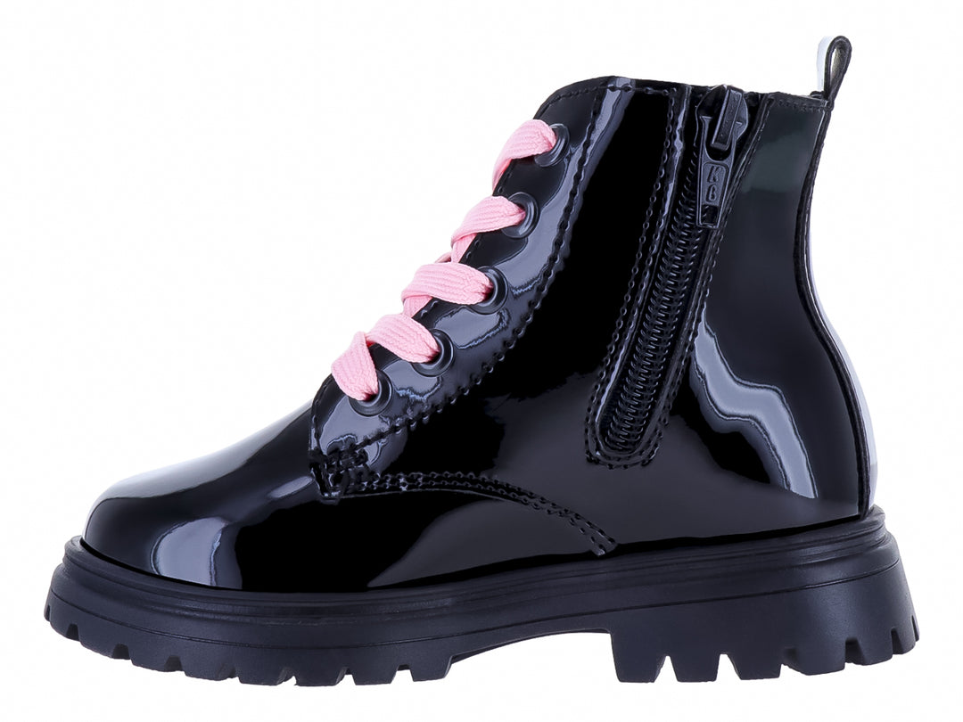 Bota de charol negro para Niña con decoraciones de estrellas coloridas y agujetas rosa.