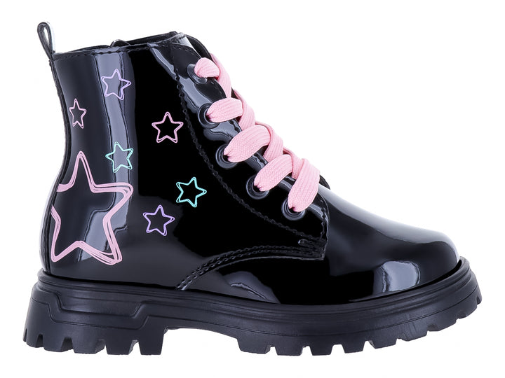 Bota de charol negro para niña con agujetas rosas y decoraciones de estrellas multicolores en el lateral.