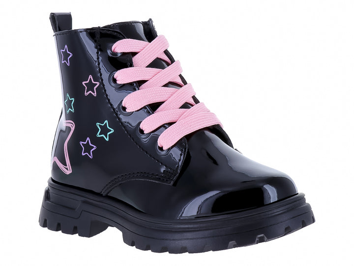 Bota de charol negro para niña con agujetas rosas y decoraciones de estrellas multicolores en el lateral.