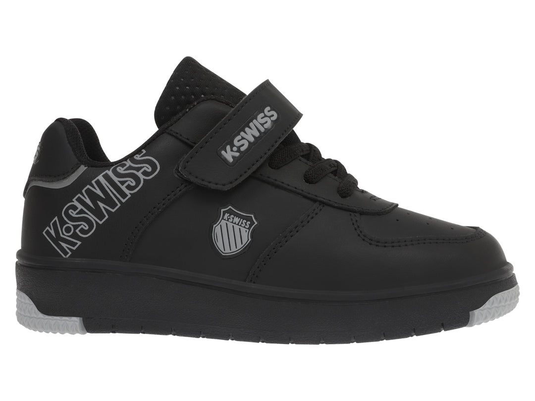 Tenis deportivos K-Swiss color negro con cierre de velcro y agujetas.