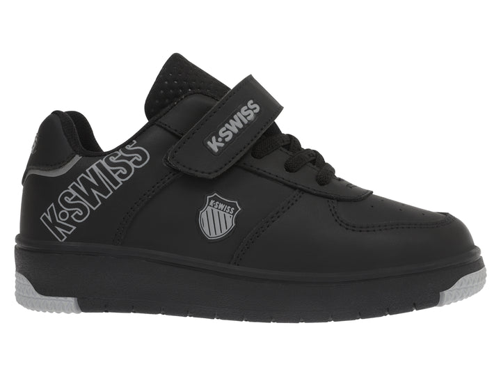 Tenis deportivos K-Swiss color negro con cierre de velcro y agujetas.