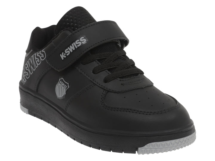 Tenis deportivos K-Swiss color negro con cierre de velcro y agujetas.