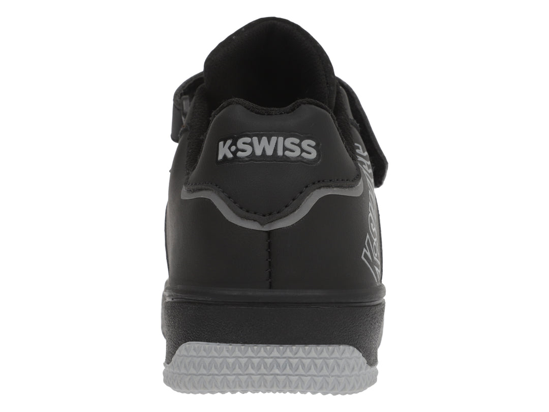 Tenis deportivos K-Swiss color negro con cierre de velcro y agujetas.