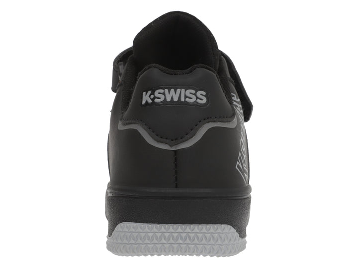 Tenis deportivos K-Swiss color negro con cierre de velcro y agujetas.