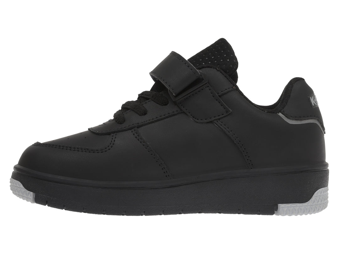 Tenis deportivos K-Swiss color negro con cierre de velcro y agujetas.