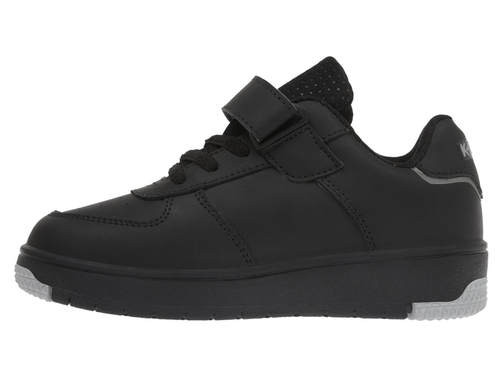 Tenis deportivos K-Swiss color negro con cierre de velcro y agujetas.