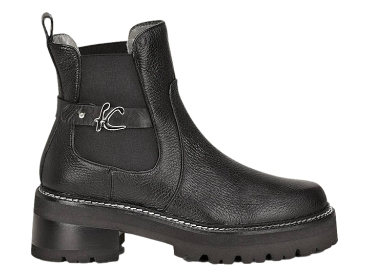 Bota de cuero negro con suela track y detalle de hebilla plateada.