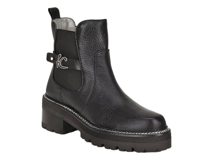 Bota de cuero negro con suela track y detalle de hebilla plateada.