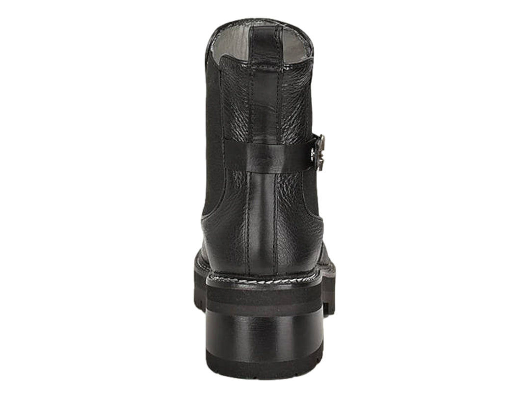 Bota de cuero negro con suela track y detalle de hebilla plateada.