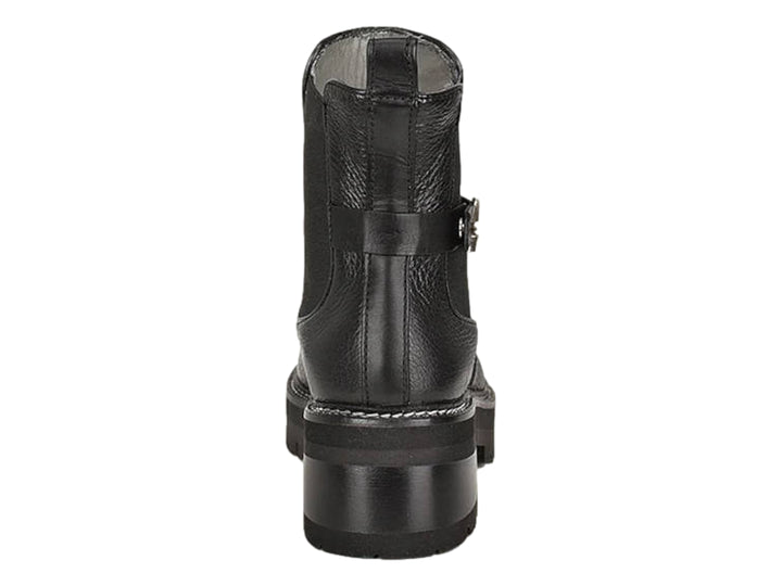 Bota de cuero negro con suela track y detalle de hebilla plateada.