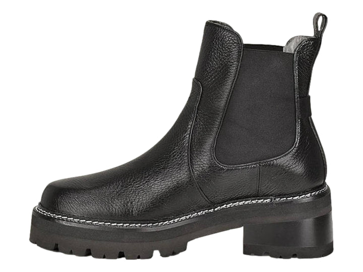 Bota de cuero negro con suela track y detalle de hebilla plateada.