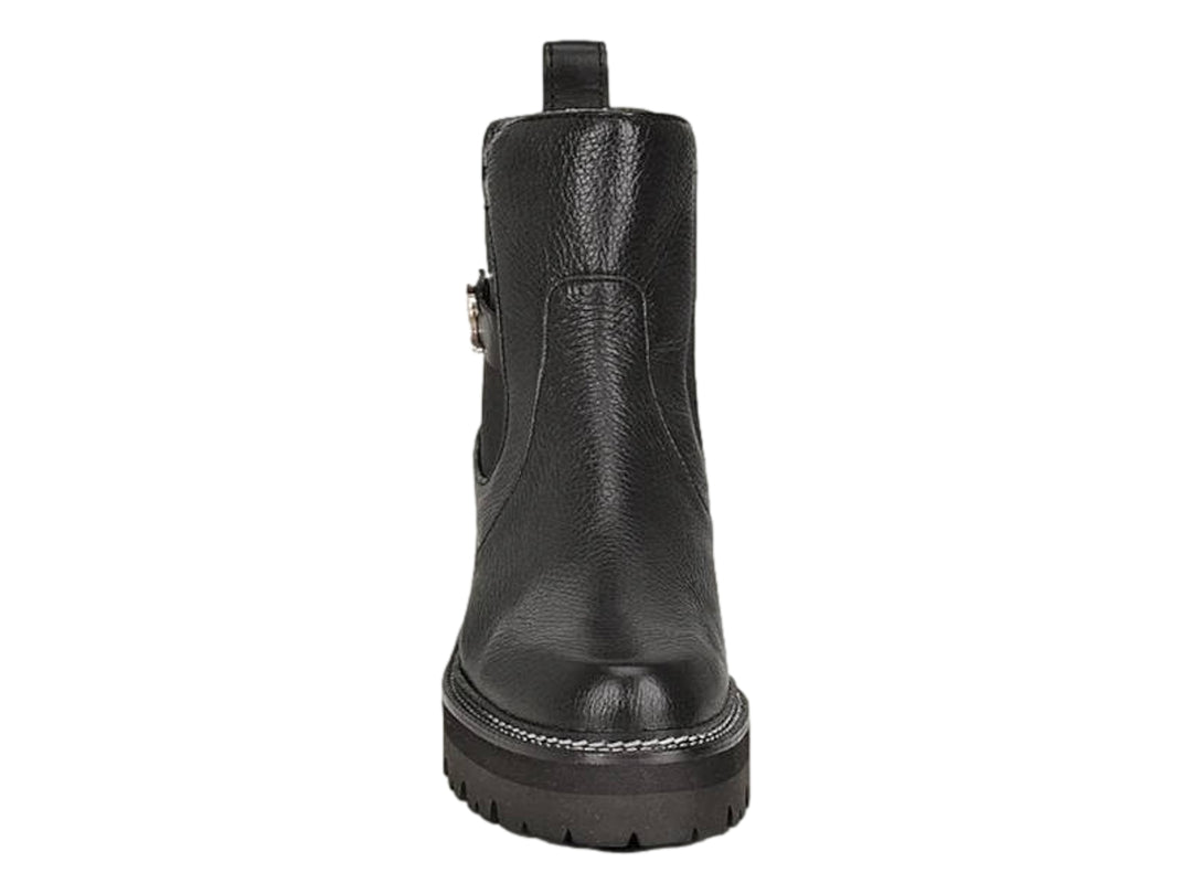 Bota de cuero negro con suela track y detalle de hebilla plateada.