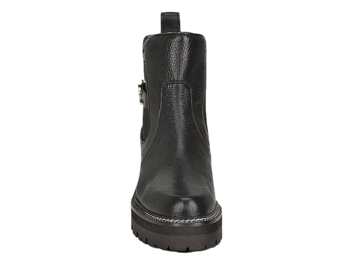 Bota de cuero negro con suela track y detalle de hebilla plateada.
