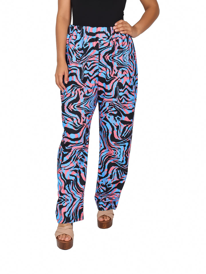 Pantalón de maternidad con estampado animal print en colores azul, rosa y negro, de corte ancho.
