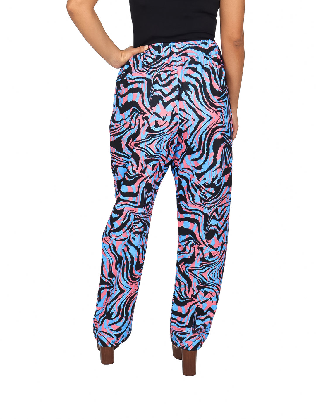 Pantalón de maternidad con estampado animal print en colores azul, rosa y negro, de corte ancho.