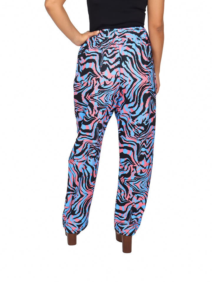 Pantalón de maternidad con estampado animal print en colores azul, rosa y negro, de corte ancho.