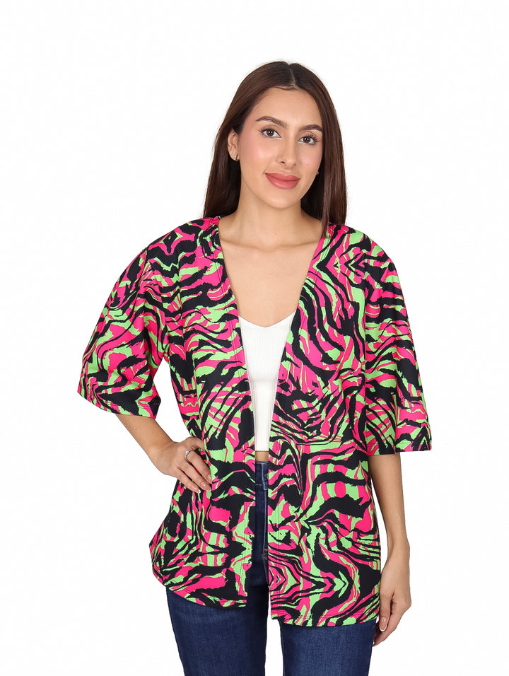 Mujer vistiendo un ensamble con estampado animal print en colores rosa, verde y negro.