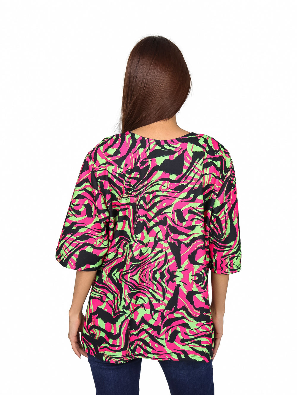 Mujer vistiendo un ensamble con estampado animal print en colores rosa, verde y negro.
