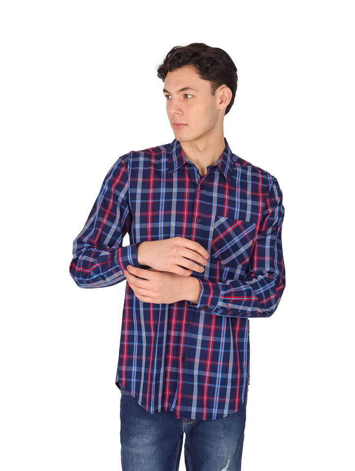 Hombre vistiendo camisa de cuadros en colores azul marino y rojo con manga larga.