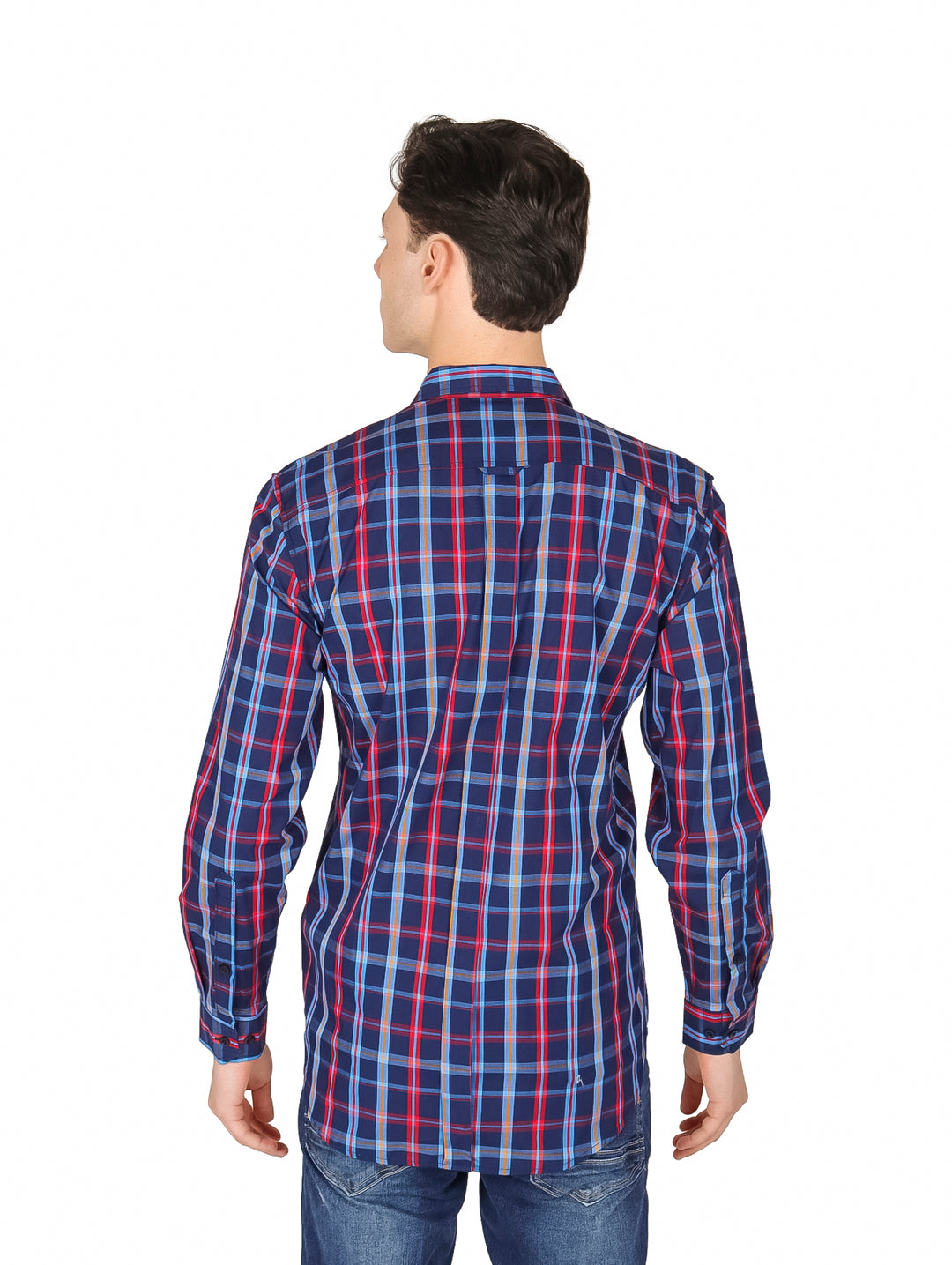 Hombre vistiendo camisa de cuadros en colores azul marino y rojo con manga larga.